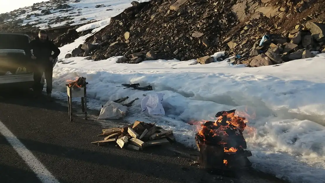 Ağrı'nın dondurucu soğuğunda yol kenarında mangal keyfi