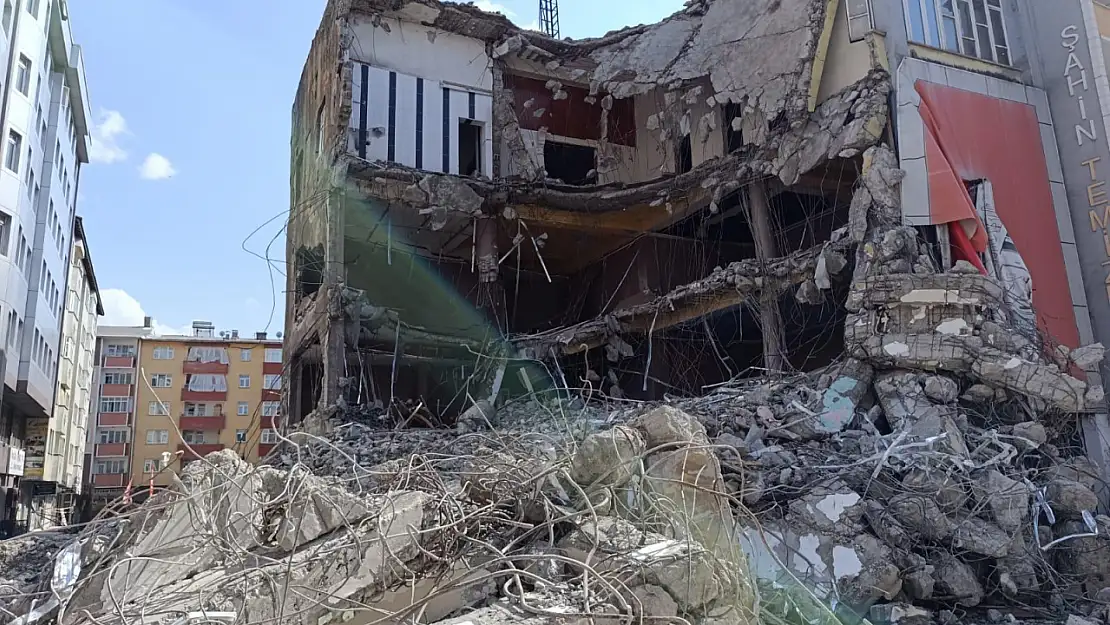 Ağrı'nın en eski düğün salonu yıkıldı