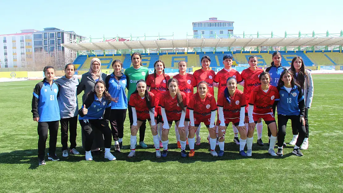 Ağrı'nın kadın futbolcuları sahada gücünü gösterdi!