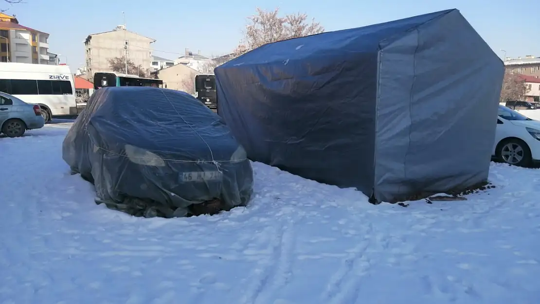 Ağrı'nın kışında araçlar naylon ve portatif garajlarla korunuyor