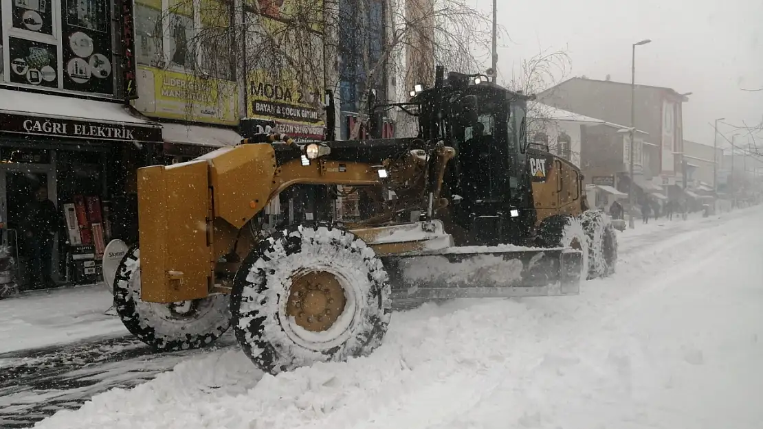 Ağrı'nın meydanında kar temizliği devam ediyor