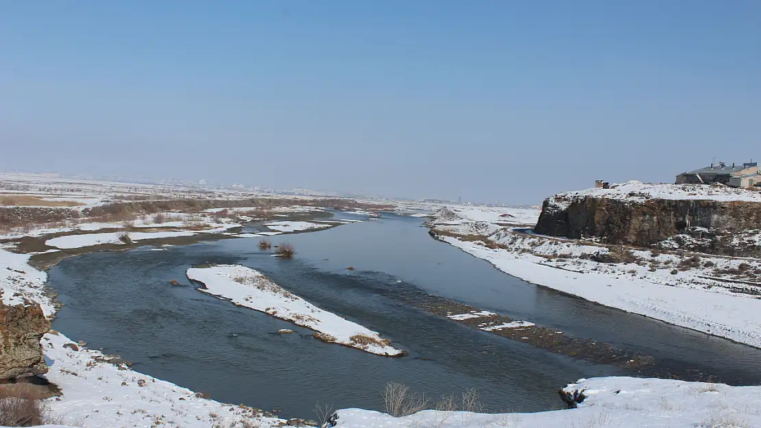 Ağrı'nın Murat Nehri bu yıl buz tutmadı