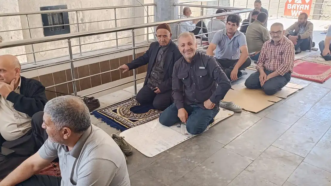 Ağrı'nın sıcak yaz günlerinde cami avluları cemaati ağırlıyor