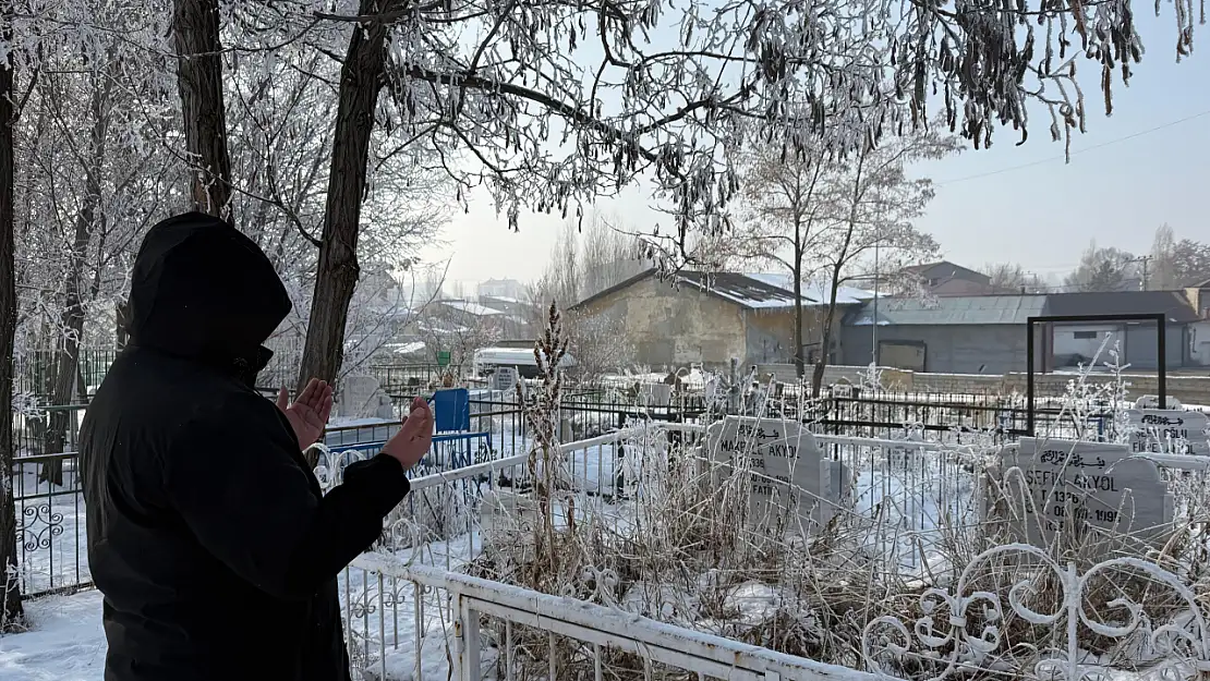 Ağrı'nın soğuğunda şehir mezarlığına dua ziyareti