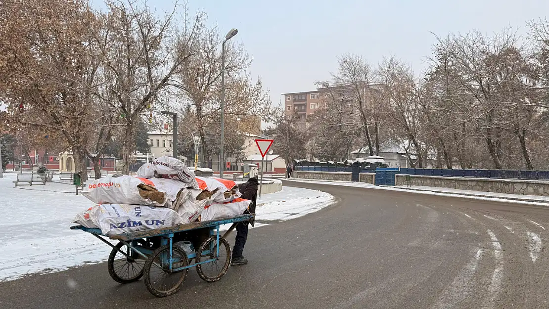 Ağrı'nın soğuğunda geçim mücadelesi