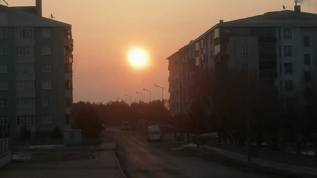 Ağrı'nın soğuk sabahında gün doğumu şehri aydınlattı