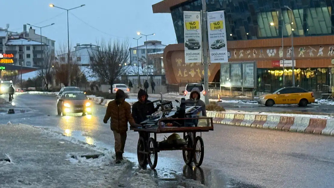 Ağrı'nın soğuk sokaklarında üç çocuk, bir hayat mücadelesi