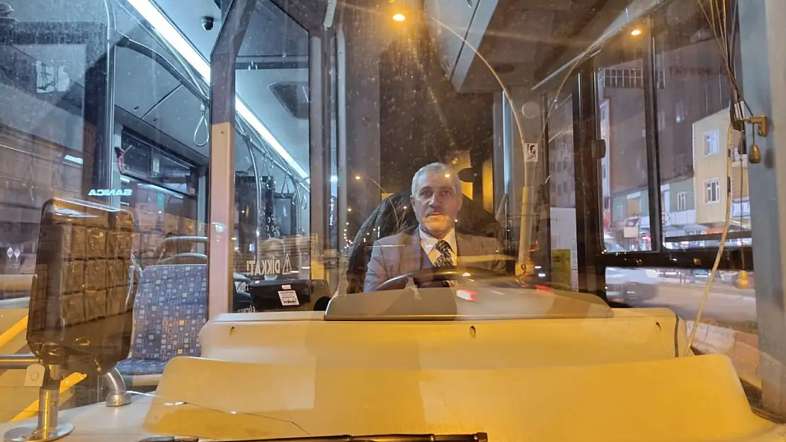 Ağrı'nın takım elbiseli şoförü yolcuların takdirini kazanıyor