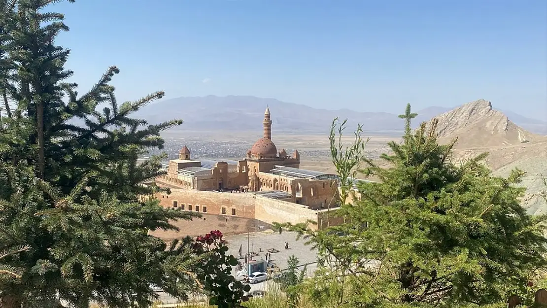 Ağrı'nın tarihi mirası turistlerin ilgisini çekiyor
