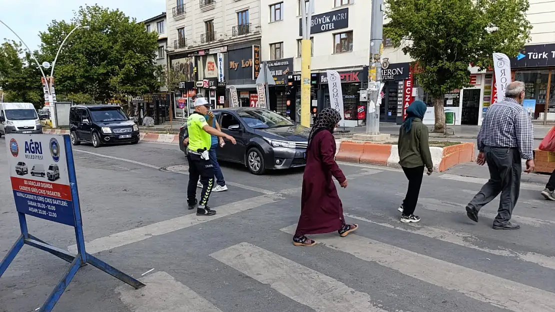 Ağrı'nın trafiğinde yaya güvenliği için polis ekipleri devrede