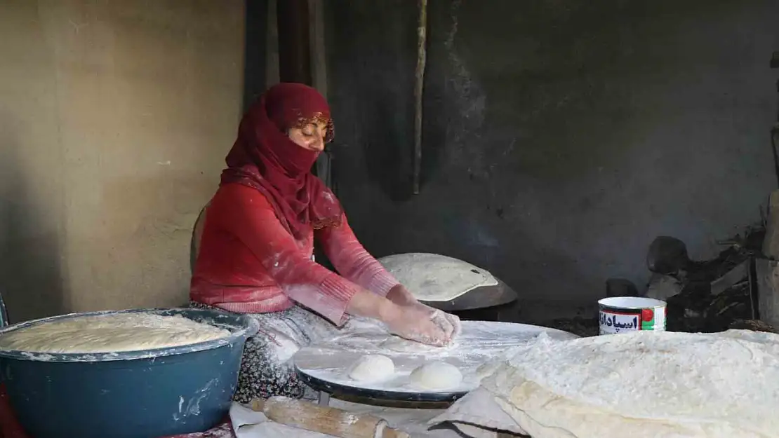 Ağrı'nın yaylalarında göç başlamadan önce tandırda son ekmekler pişiriliyor