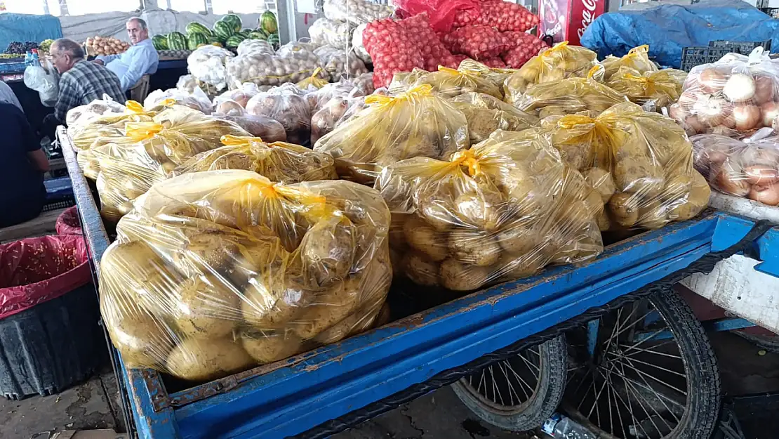 Ağrı pazarında poşetli sebze satışı vatandaşa kolaylık sağlıyor
