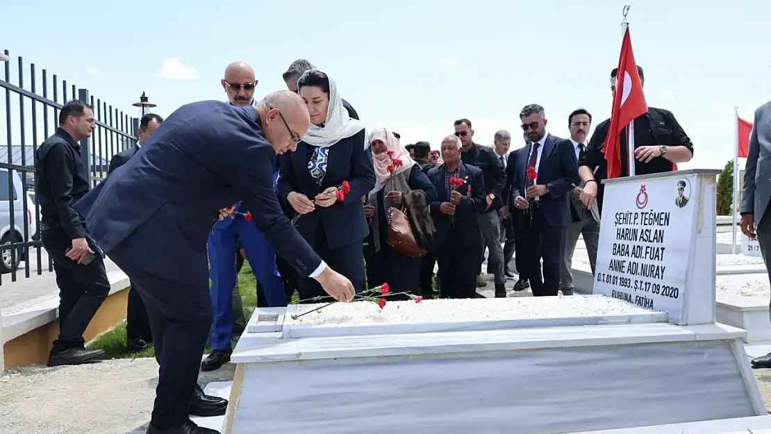 Ağrı protokolünden arefe günü şehitliğe vefa ziyareti