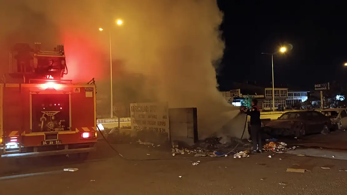 Ağrı Sanayi Sitesi'nde çıkan çöp yangını korkuttu