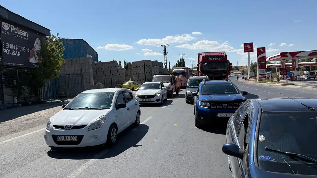 Ağrı şehir girişinde yol çalışmaları trafik akışını aksattı