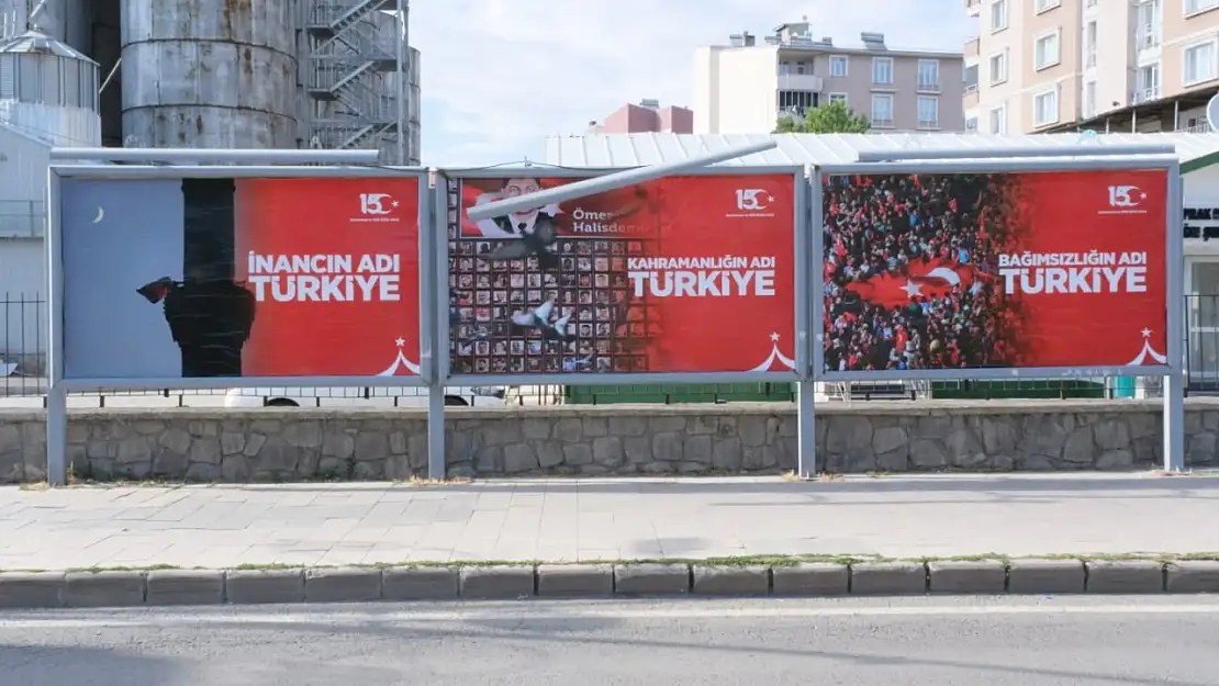 Ağrı sokaklarında bir zaferin izleri: Billboardlarda 15 Temmuz teması