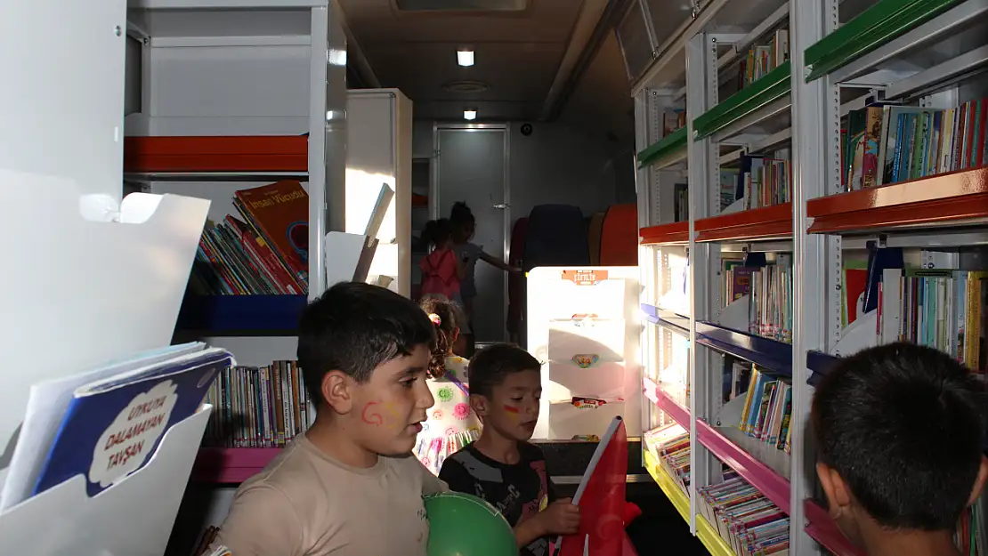 Ağrı stadyumunda kitap sürprizi çocukları heyecanlandırdı