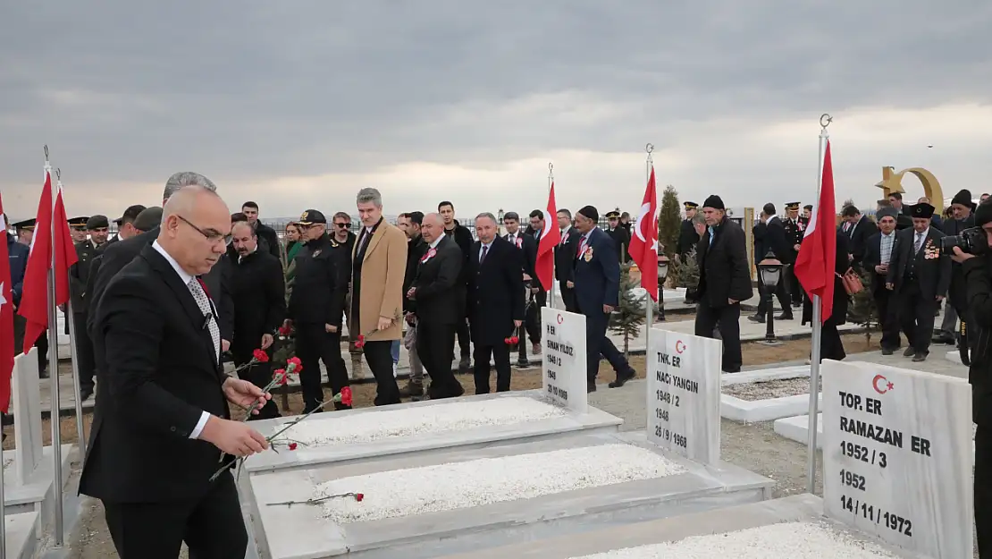 Ağrı Valisi Koç, şehitlik ziyaretinde bulundu