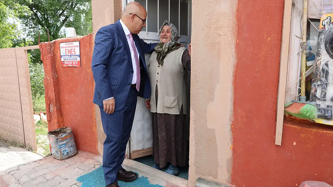 Ağrı Valisi makam aracını durdurarak  o teyzenin yanına gitti
