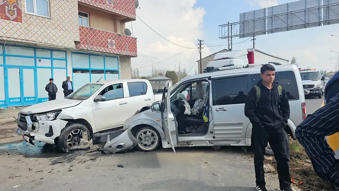 Ağrı-Van karayolunda kaza: trafik kilometrelerce uzadı