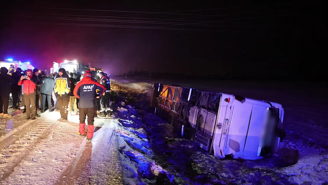 Ağrı'ya giden yolcu otobüsü Aksaray'da devrildi: 20 yaralı