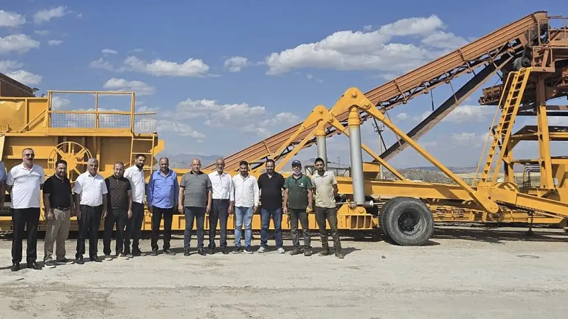 Ağrı Ziraat Odası ve Fabrika yetkilileri, pancar söküm makinelerini yerinde inceledi