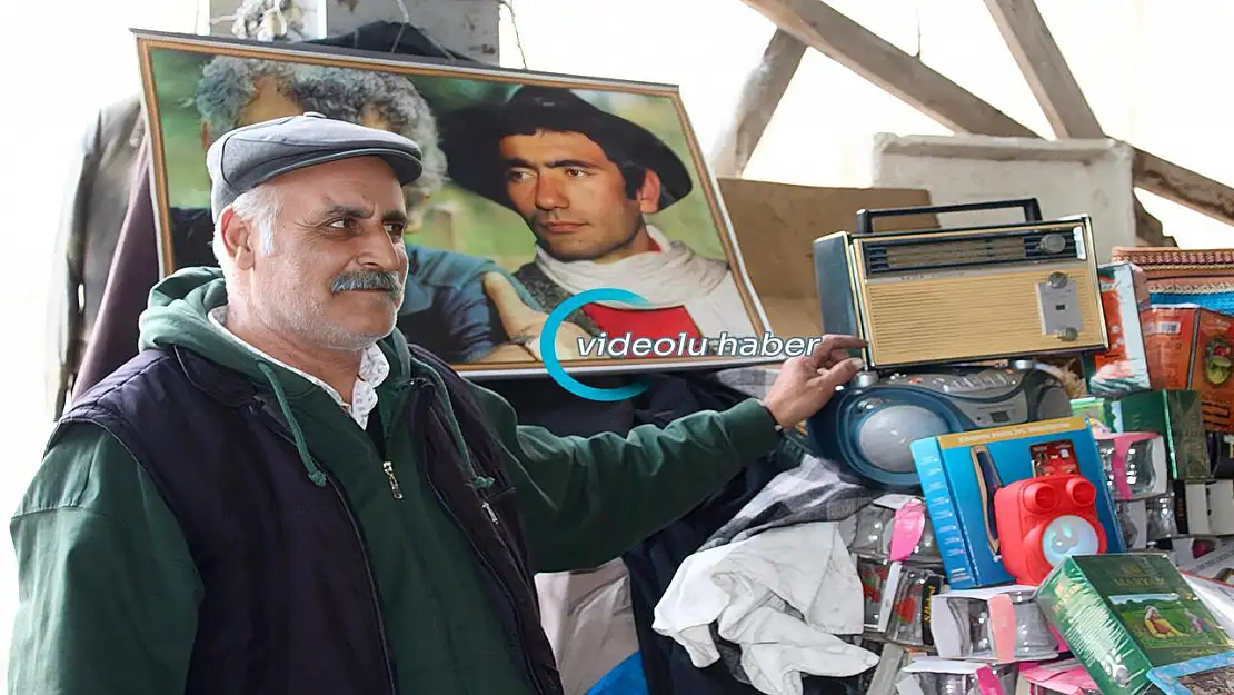 Ağrılı esnaf pazar tezgahında dengbej sesleriyle müşterini karşılıyor