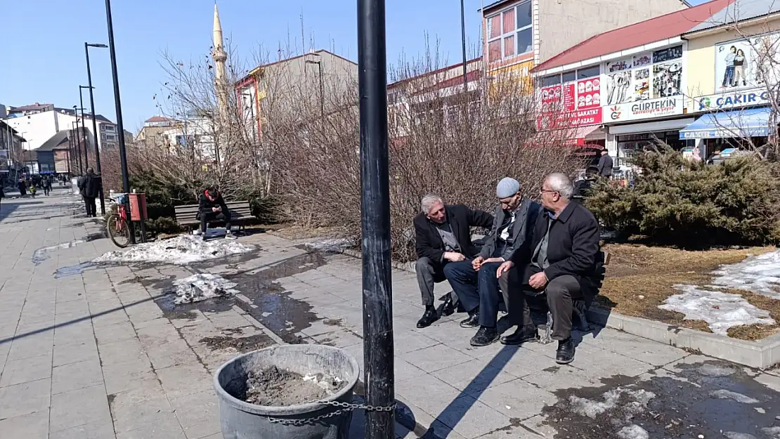 Ağrılı yaşlılar sabahın sessizliğinde meydanda bir araya geliyor