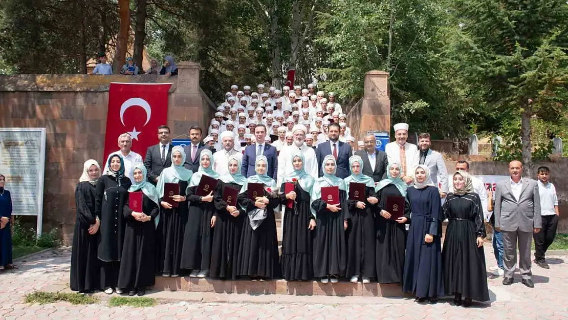 Ahlat'ta 83 Öğrenci Hafızlık Sertifikasıyla Mezun Oldu