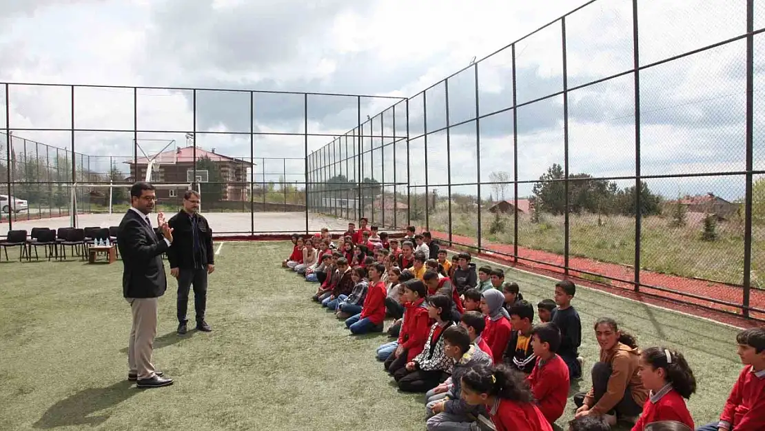 Ahlat'ta Doğa Sevgisi Meyve Fidanlarıyla Büyüyor
