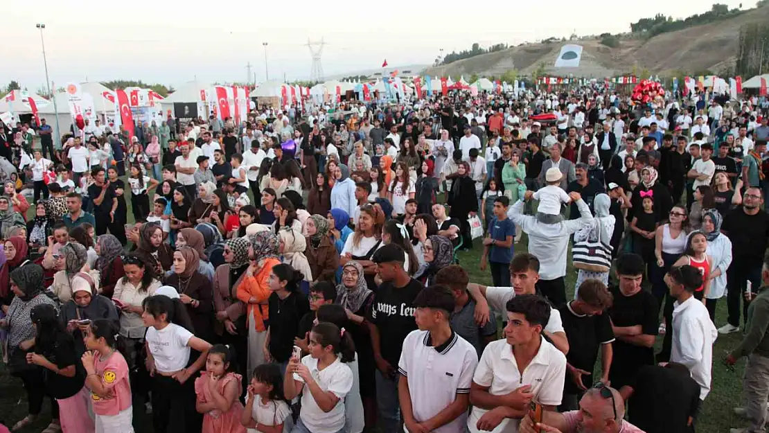 Ahlat'ta Malazgirt Zaferi'nde coşkulu halk konseri: Gürhan Ötün sahne aldı!