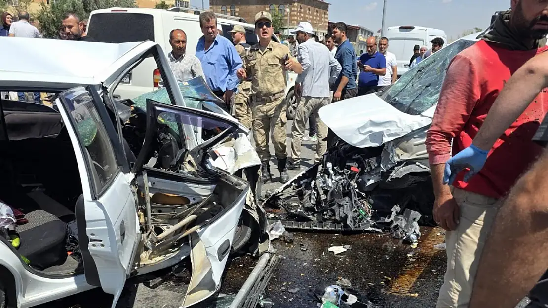 Ahlat'ta Trafik Kazası: Üç Araç Birbirine Girdi, 8 Kişi Yaralandı