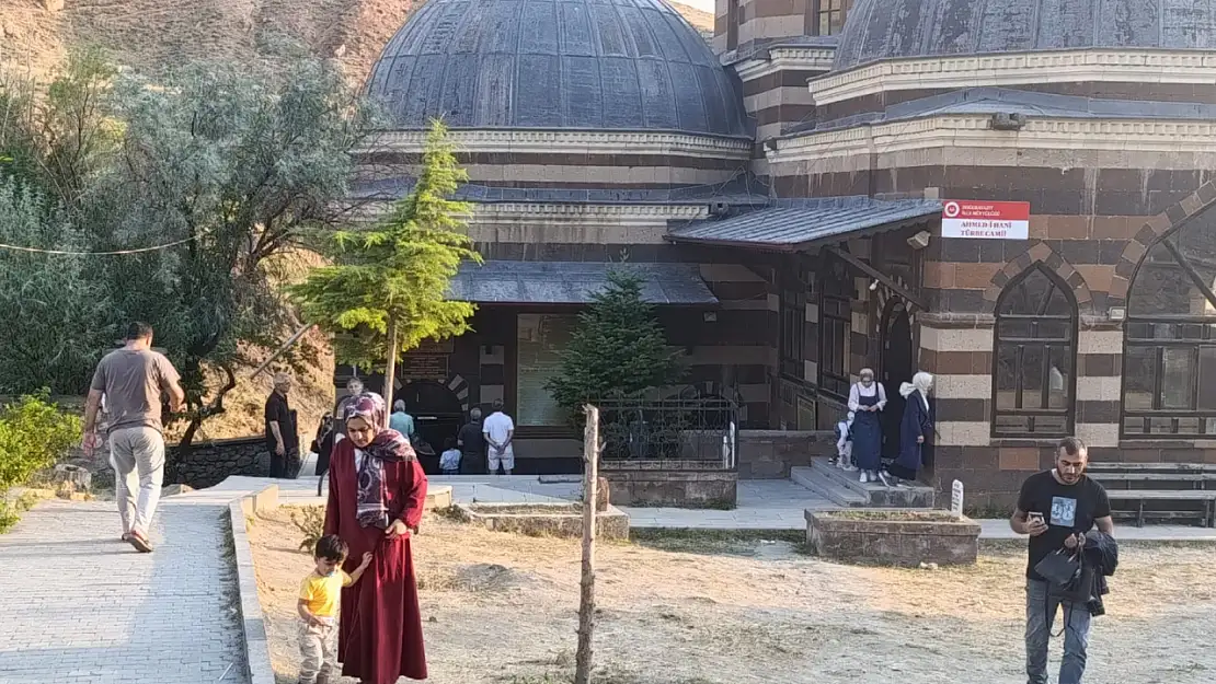 Ahmed-i Hani Türbesi kültürel mirasıyla ilgi odağı olmaya devam ediyor