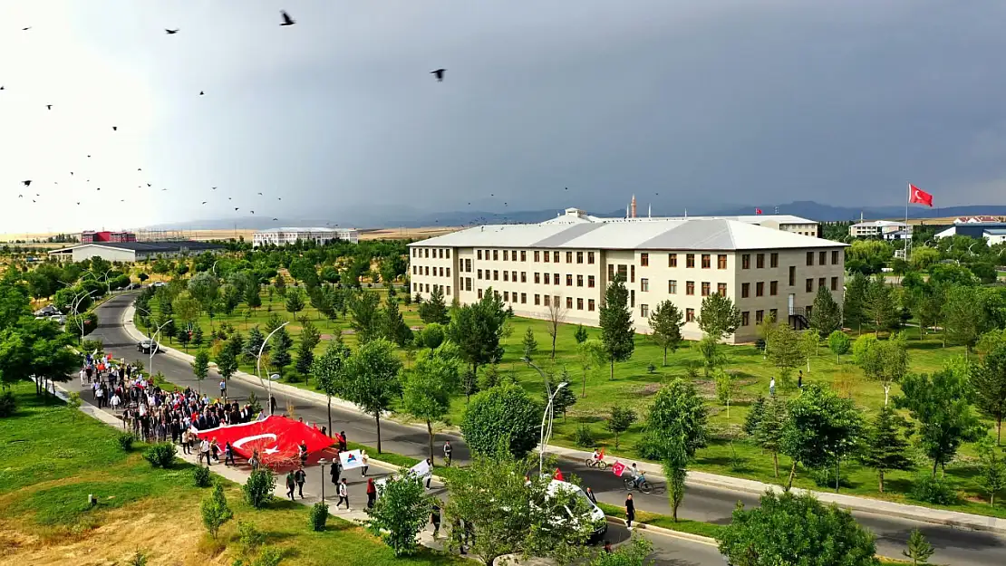 AİÇÜ'de bayraklarla demokrasi yürüyüşü düzenlendi