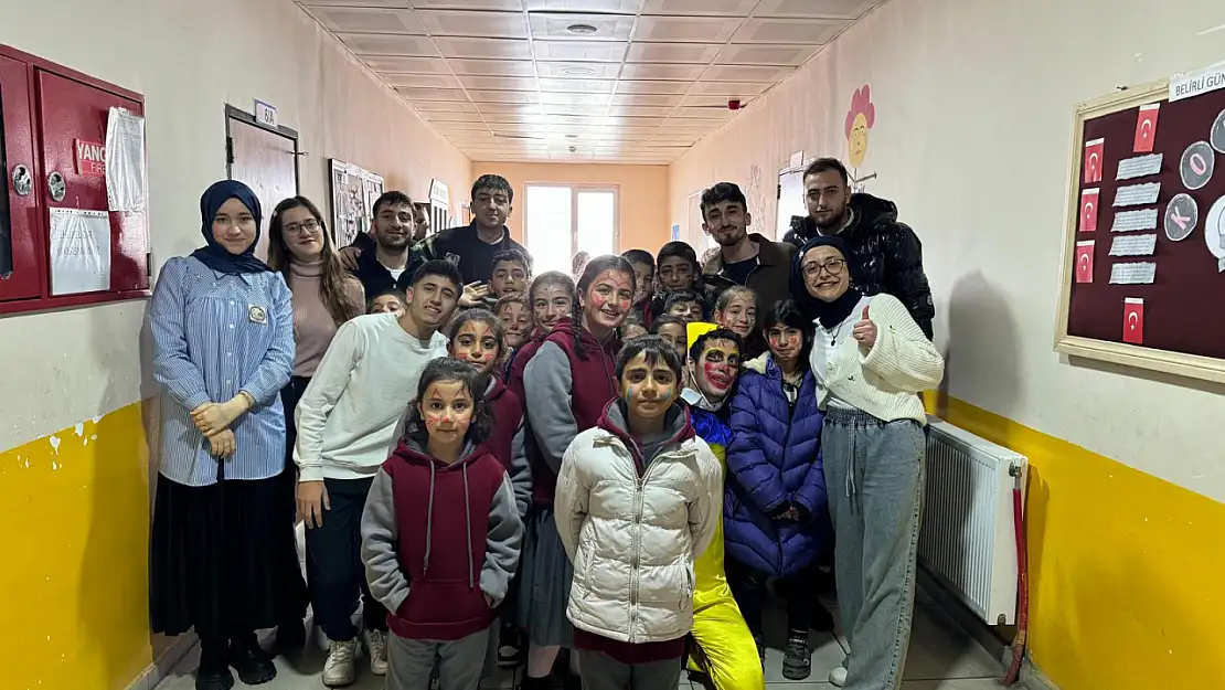 AİÇÜ Mem û Zîn'in Sahnesi Tiyatro Kulübü, miniklere tiyatro ile hijyenin önemini anlattı