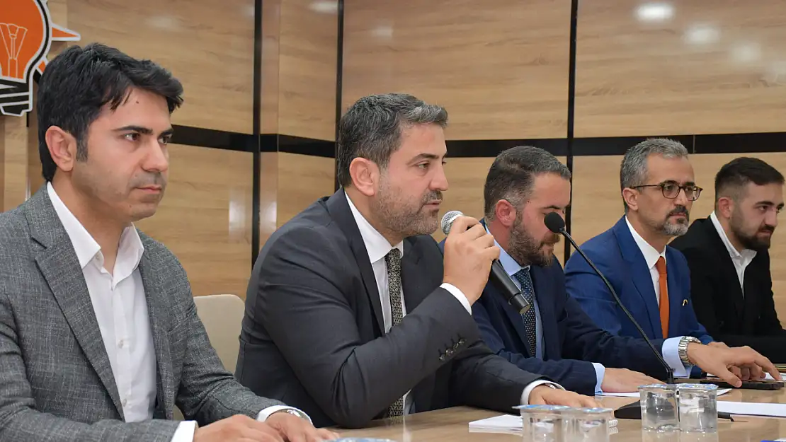 Ak Parti Ağrı teşkilatı yerel projeler ve hedefler için kritik toplantı gerçekleştirdi