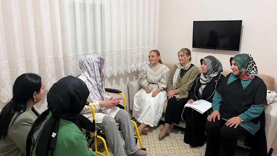 AK Parti Kadın Kolları, Aziziye'de hasta ziyaretinde dualarını sundu