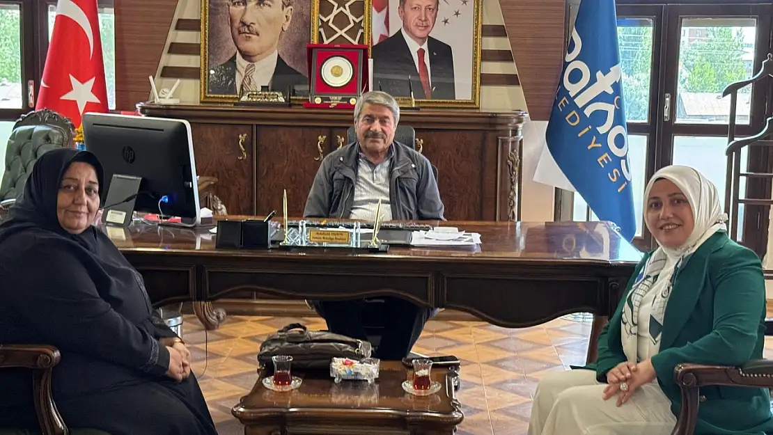 AK Parti kadın kolları yönetimi Patnos Belediyesi'ni ziyaret etti