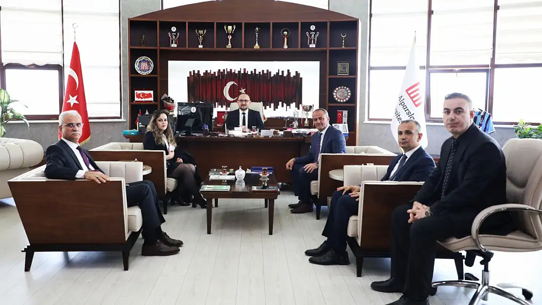 Akademik İş Birliği Görüşmesi: Doç. Dr. Erdoğan ve Öğr. Gör. Özyiğit'ten Rektör Alican'a Ziyaret