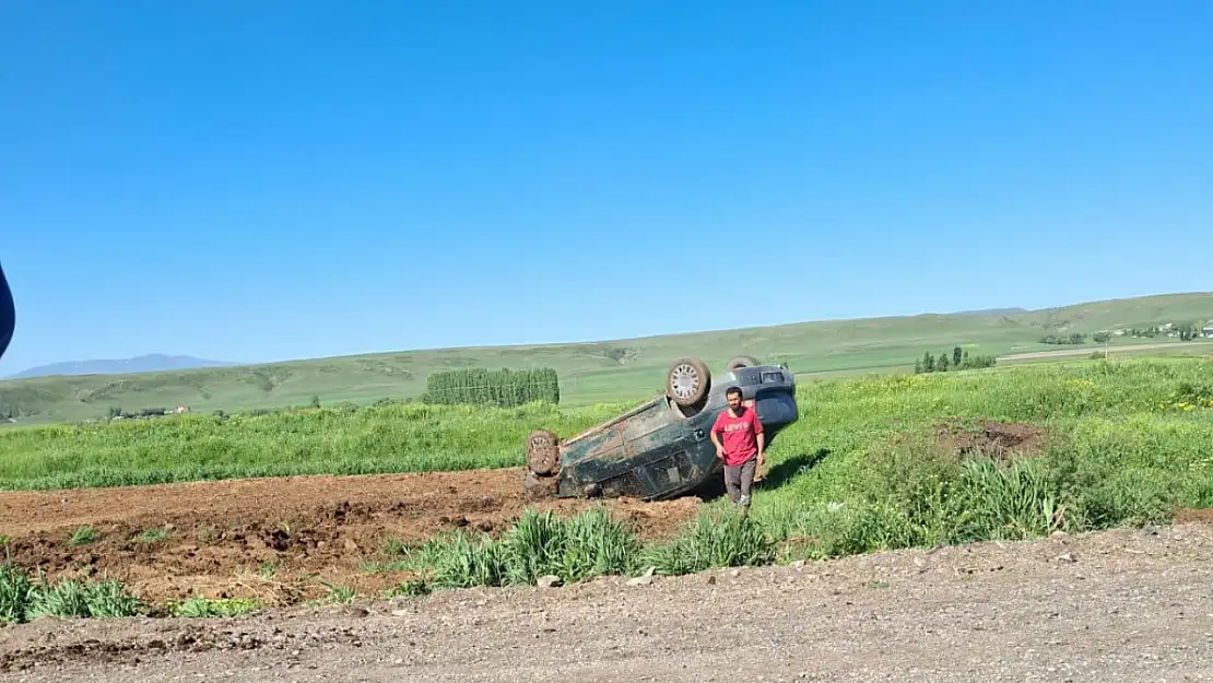 Akyaka'da otomobil takla attı, sürücü yaralandı sağlık ekipleri olay yerinde müdahalede bulundu.