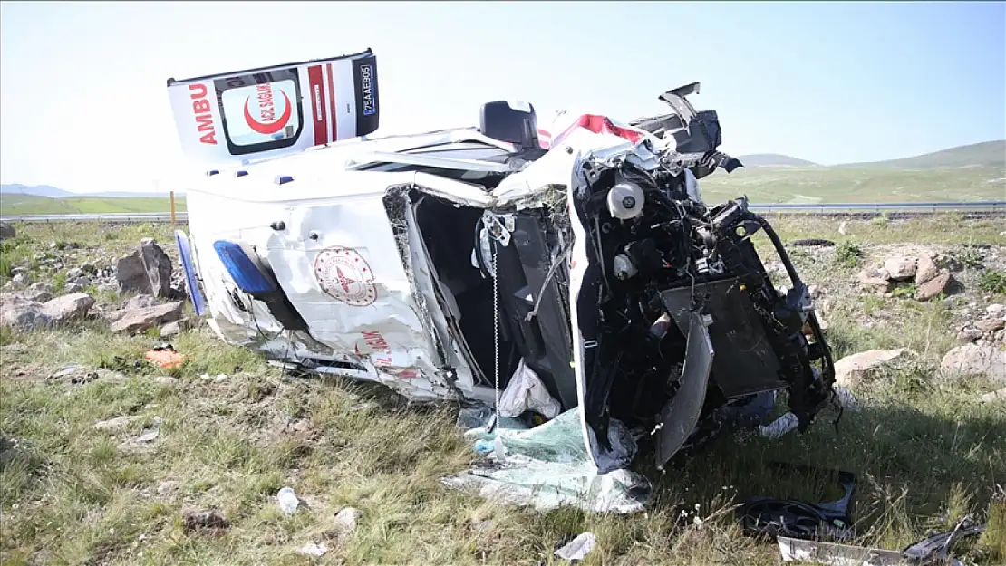 Ambulans devrildi: 3 sağlık çalışanı yaralandı, durumları iyi