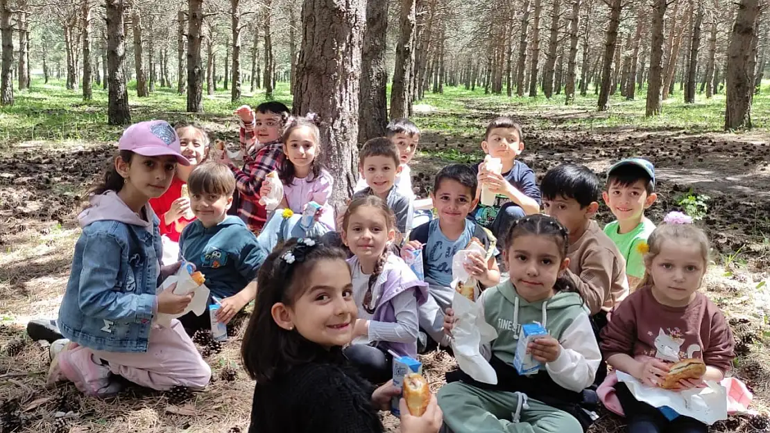Anaokulu öğrencileri çevre için temizlik yaptı, büyüklerine anlamlı mesajlar verdi