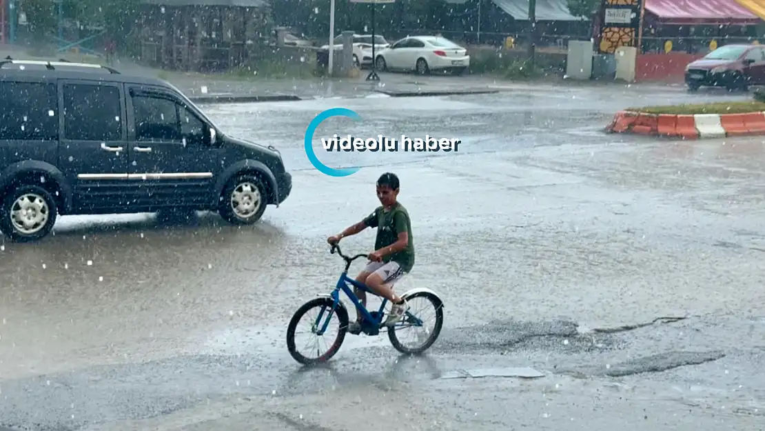Ani bastıran yağmur Ağrı'ya kısa süreli ferahlık getirdi