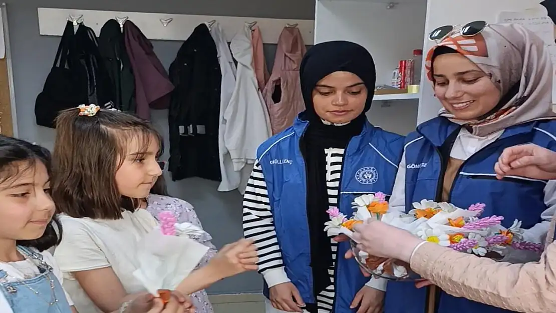 Anneler, Doğubayazıt Gençlik Merkezi'nde elde yapılan çiçeklerle karşılandı