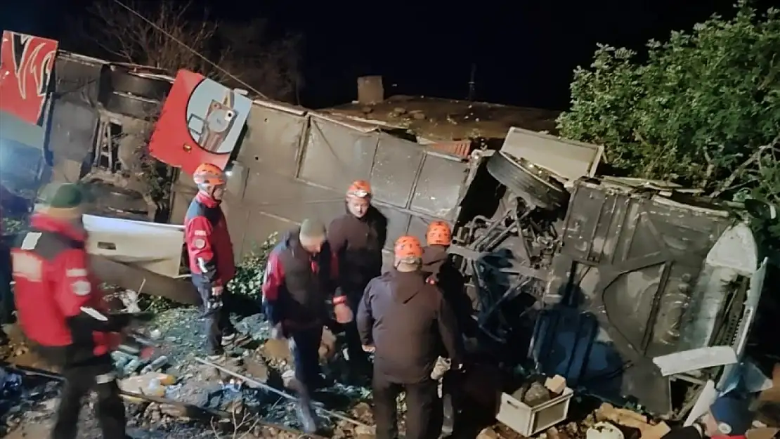 Antalya'da yolcu otobüsü şarampole devrildi: 33 yaralı