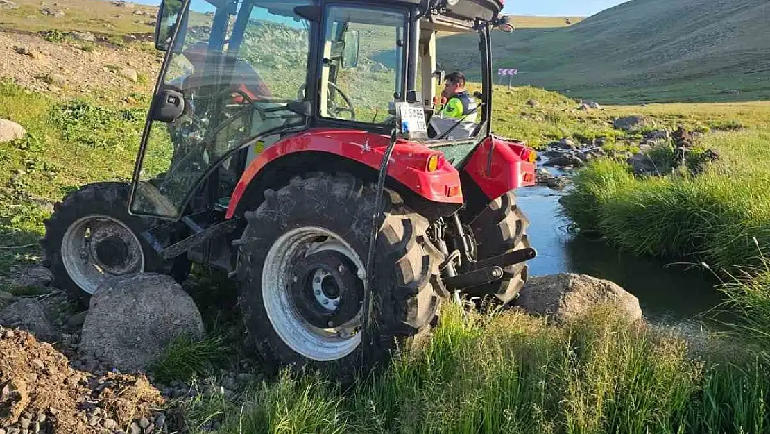Arpaçay'da traktör devrildi: 1 çocuk dahil 2 yaralı hastaneye kaldırıldı