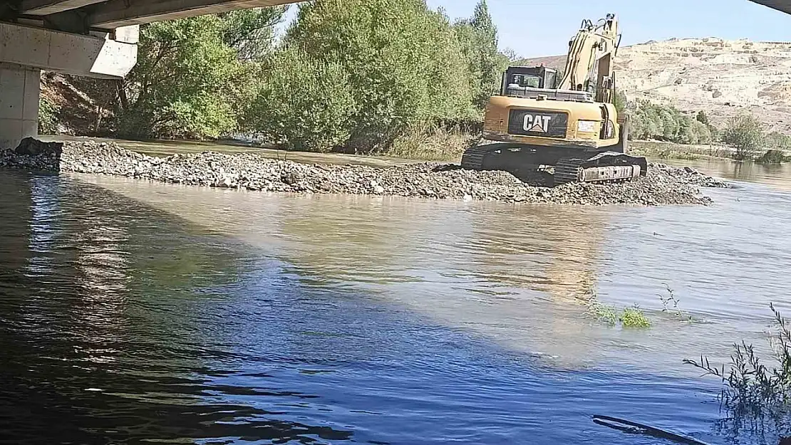 Aşkale'de otomobilin Karasu Nehri'ne uçması sonucu bir kişi kayboldu, kazada bir ölü!