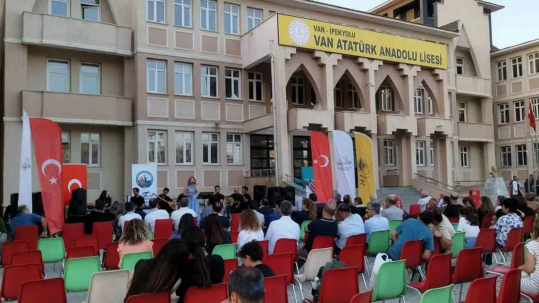 Atatürk Lisesi Mezunları, Geleneksel Buluşmalarında İkinci Kez Bir Araya Geldi