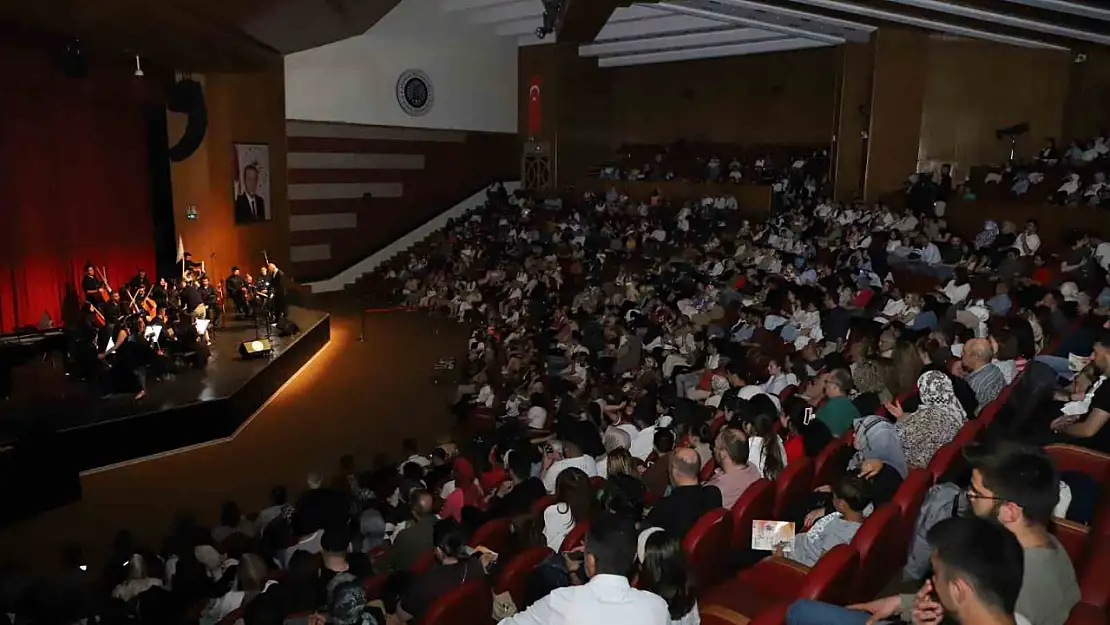 Atatürk Üniversitesi Oda Orkestrası, İlk Konseriyle Sanatseverleri Kendine Hayran Bıraktı