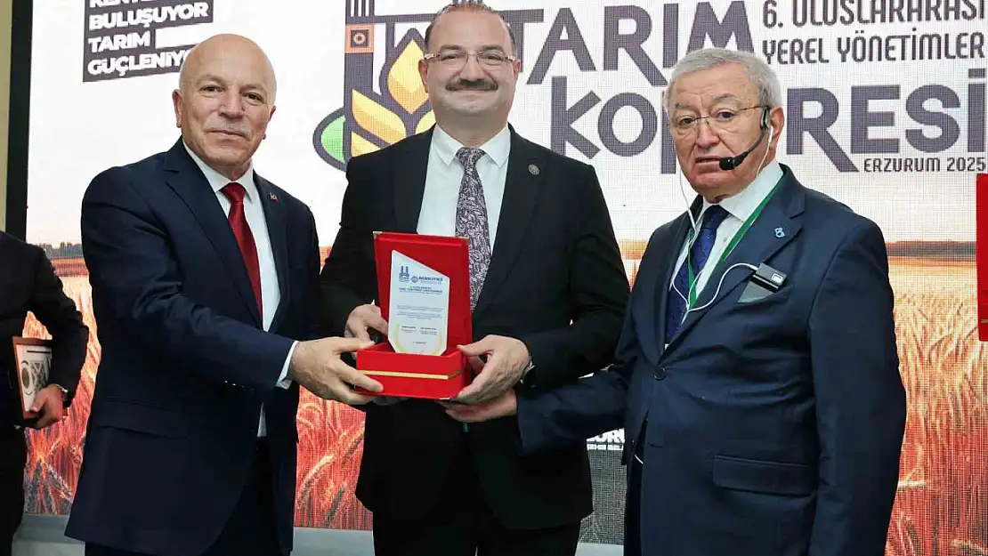 Atatürk Üniversitesi Rektörü, Erzurum'un tarım potansiyelini uluslararası kongrede tanıttı